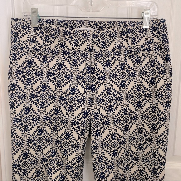 LOFT Like New Cream and Black Patterned Marisa Riviera Cropped Pant - Picture 3 of 7